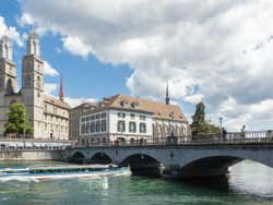 Igreja de Grossmünster vista do rio